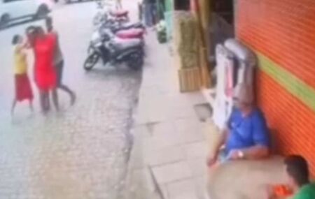 Mulher sendo esfaqueada pelo ex-companheiro em via p&uacute;blica.