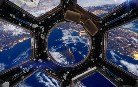 Cometa interestelar 3I/ATLAS desafia cientistas ao se manter intacto ap&oacute;s peri&eacute;lio. 