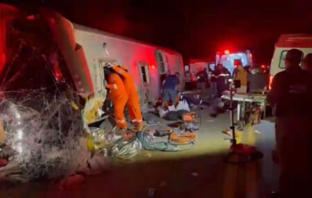 Equipes de resgate em &ocirc;nibus envolvido em acidente grave.