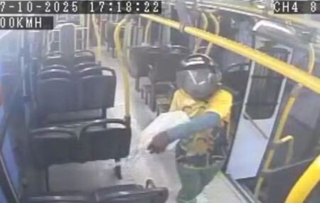 Momento em que homens colocam fogo no &ocirc;nibus.