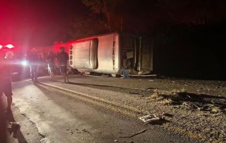 &Ocirc;nibus virado na BR-423.