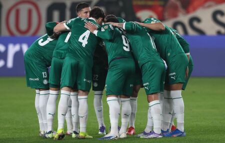 Palmeiras e LDU se enfrentam nesta quinta (30).