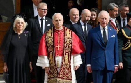 Rei Charles III se torna o primeiro monarca brit&acirc;nico a rezar ao lado de um papa em 500 anos