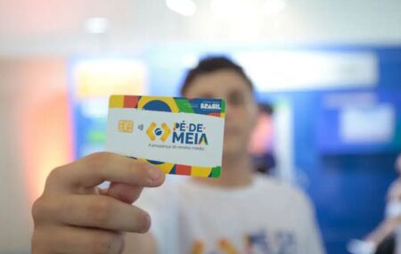 Menino seguran&ccedil;a cart&atilde;o do P&eacute;-de-Meia.