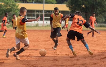 Pelada de futebol.