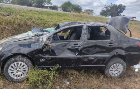 Carro envolvido em acidente na BR-423, em Pernambuco.