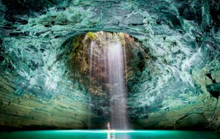 Descubra o Po&ccedil;o da Camisa, o po&ccedil;o "sem fundo" de Goi&aacute;s com &aacute;gua azul-turquesa. 
