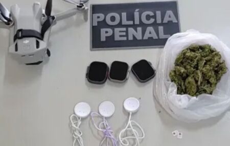 Pol&iacute;cia apreende drone com drogas e eletr&ocirc;nicos.