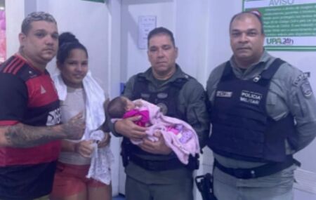 Policiais militares que salvaram rec&eacute;m-nascida.