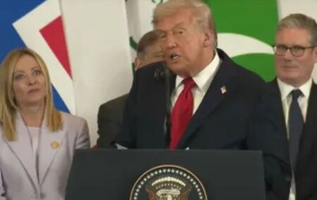 Primeira ministra italiana e Donald Trump discursando.