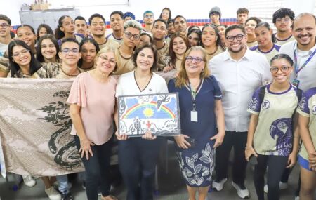 Priscila Krause em visita a escola.  