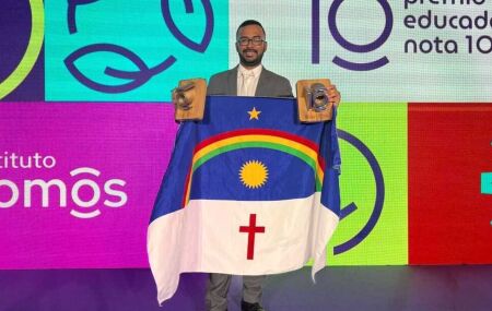 Professor Gustavo Santos.