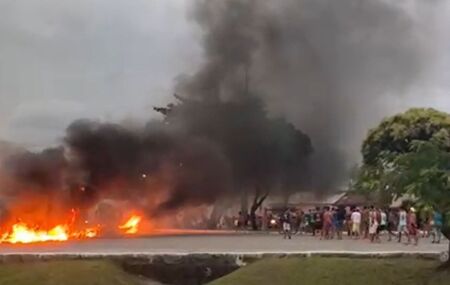 Protesto por moradores no Recife.