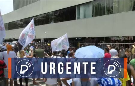 Protesto em frente da Prefeitura do Recife.
