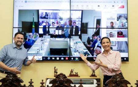 Raquel Lyra durante lan&ccedil;amento do edital para retomada de obras da ferrovia. 