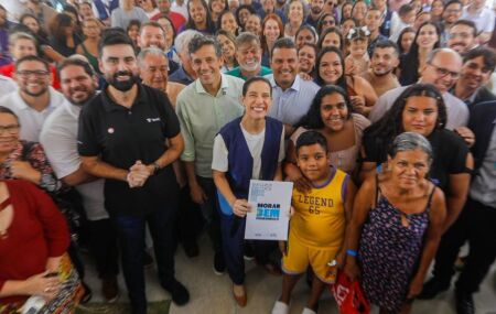 Raquel Lyra entrega chaves de residencial beneficiado. 
