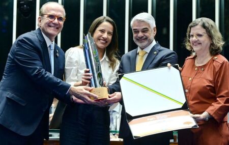 Raquel Lyra recebe comenda do Senado Federal.