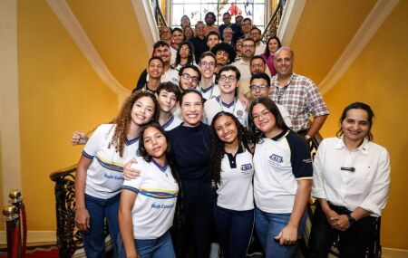 Raquel Lyra recebe estudantes e professores vencedores do Inova CRIA.