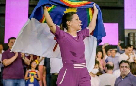 Raquel Lyra segurando bandeira de Pernambuco.