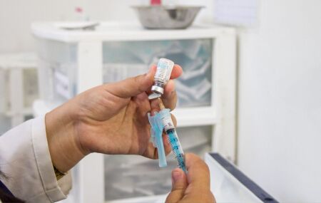 Vacina contra o v&iacute;rus sincicial pronta para uso em campanhas de preven&ccedil;&atilde;o.