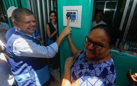  Ricardo Paes Barreto e Maria Ros&acirc;ngela Martins: Emo&ccedil;&atilde;o na entrega da casa restaurada na Comunidade do Bode