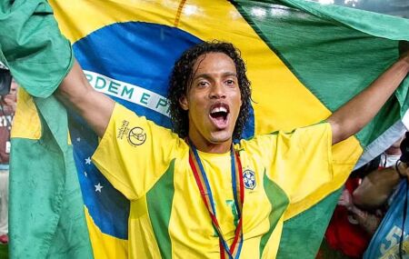 Globo contrata Ronaldinho Ga&uacute;cho para a cobertura da Copa do Mundo de 2026