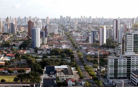 Natal vista a&eacute;rea cidade pr&eacute;dios ruas casas RN Rio Grande do Norte vista de cima imagem a&eacute;rea. 