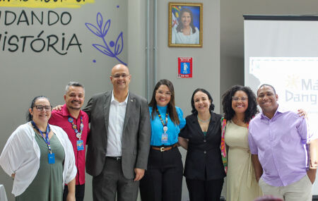 Secret&aacute;rio Carlos Braga e respons&aacute;veis pelo premiado programa M&atilde;es de Pernambuco.