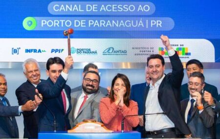 Silvio Costa Filho comemora leil&atilde;o de Paranagu&aacute;.