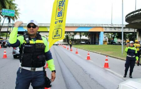 Agentes da CTTU orientando tr&acirc;nsito do Recife.