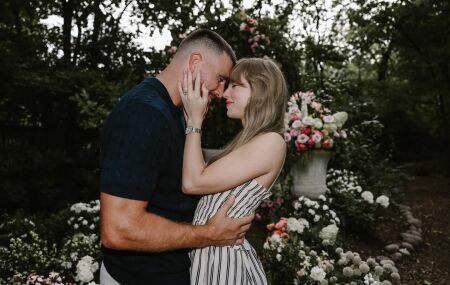Travis Kelce comenta a m&uacute;sica Wood, da sua noiva Taylor Swift.