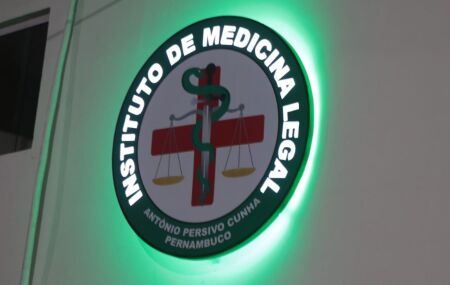 Sede do IML, no Recife, onde v&iacute;timas do triplo homic&iacute;dio foram encaminhadas.