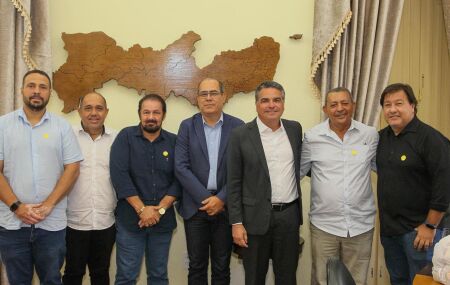 Mano Medeiros, T&uacute;lio Villa&ccedil;a e os representantes dos panificadores