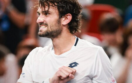 Valentin Vacherot surpreende Novak Djokovic e se classifica. 