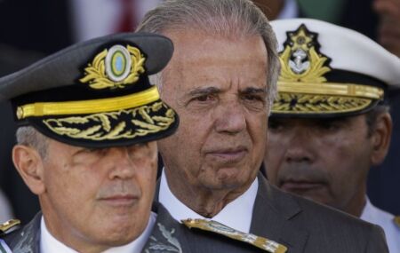 Ministro Jos&eacute; M&uacute;cio e Militares 
