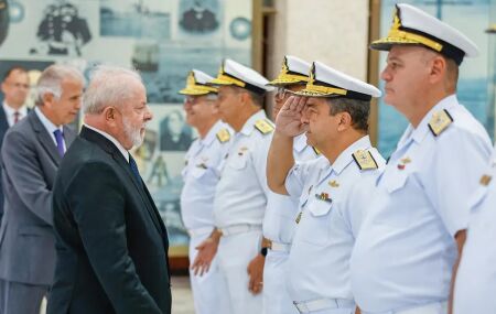 Presidente Lula durante encontro com o alto comando da Marinha
