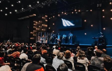 Igreja Mananciais durante culto  