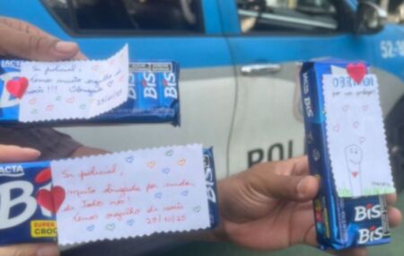 Moradores entregam caixas de chocolate a policiais do Rio ap&oacute;s megaopera&ccedil;&atilde;o.