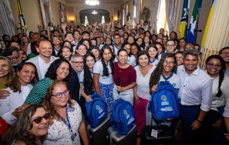 Governadora faz entrega de kits viagem para estudantes do Programa Ganhe o Mundo.