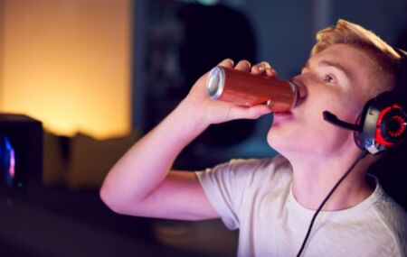 Jovem desenvolve insufici&ecirc;ncia renal grave ap&oacute;s consumir muito energ&eacute;tico no m&ecirc;s.