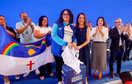 Governadora Raquel Lyra ao lado de estudantes do programa Ganhe o Mundo.