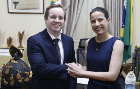 A governadora Raquel Lyra ao lado de Carlos Gil Rodrigues Filho.