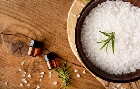 Alecrim e sal grosso no pote vira febre nas casas brasileiras. 