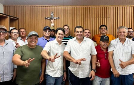 Anderson Ferreira (PL) ao lado de Rael (PSD) e outros apoiadores.