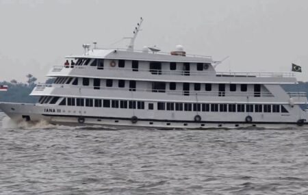 Barco em que Lula est&aacute; hospedado.