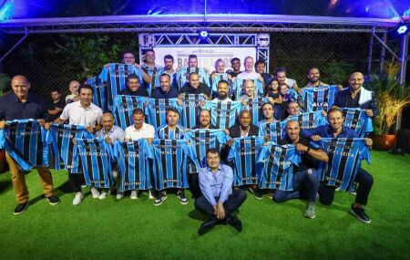 Ex-atletas e funcion&aacute;rios posam para foto para comemorar os 20 anos da Batalha dos Aflitos.