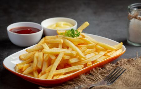 Aprenda o truque dos chefs para batata frita crocante e macia. 