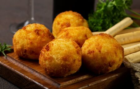 Descubra como fazer bolinho de bacalhau perfeito em casa. 