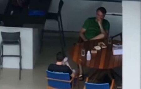 Nikolas Ferreira e Bolsonaro durante encontro. 