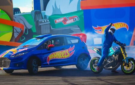 Beto Carrero suspende show acrob&aacute;tico ap&oacute;s piloto de moto morrer ao bater a cabe&ccedil;a em rampa